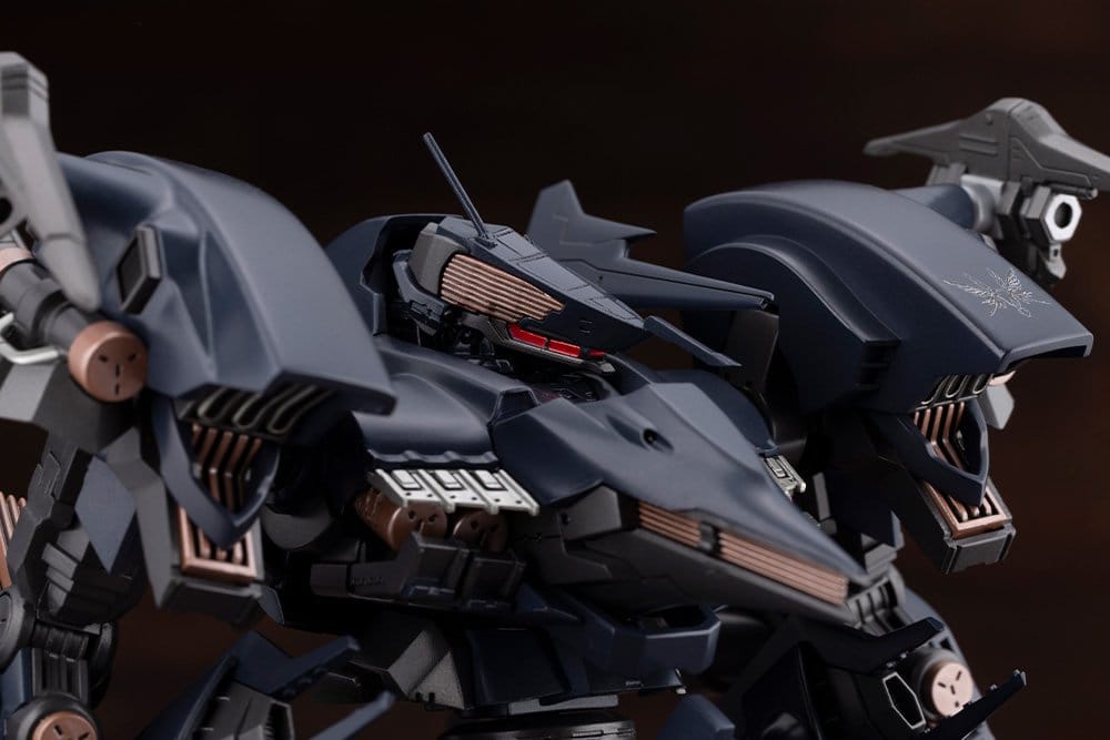 Plastic Model Kit Armored Core V Rayleonard 03-AALIYAH Orlea 1/72 de 15 cm, mecha sombre avec armement massif et design anguleux.