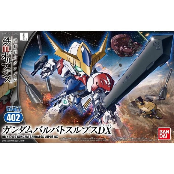 Maquette SD Gundam Barbatos Lupus DX de la série BB #402, en pose dynamique avec une grande épée noire.