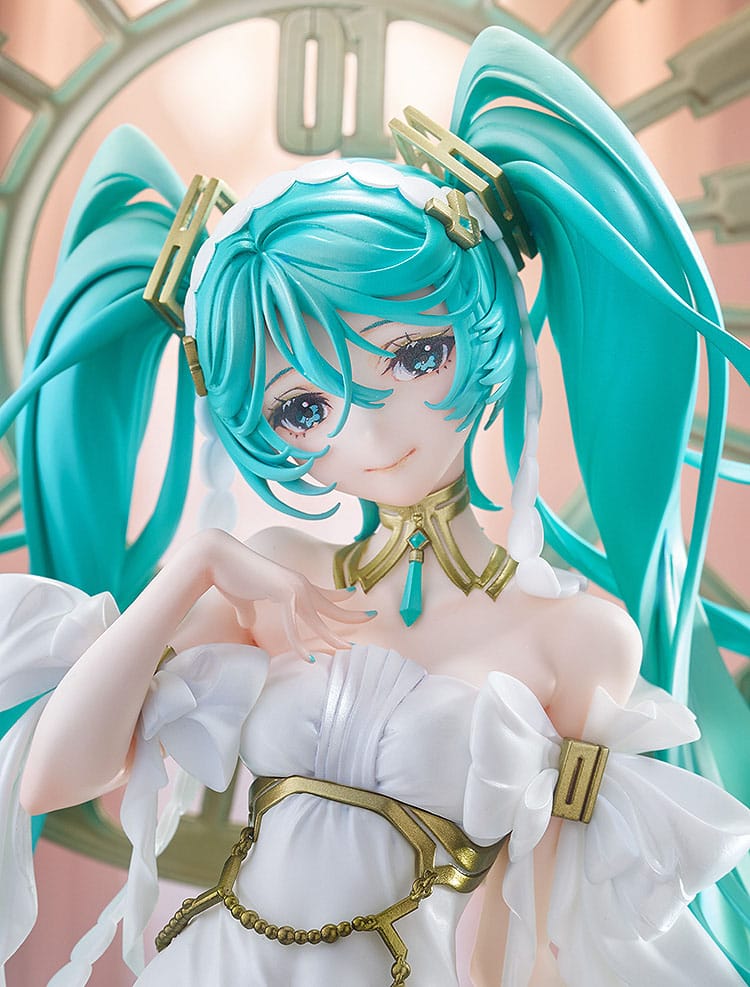 igurine Hatsune Miku PVC 1/7 – Version Yoneyama Mai, robe blanche et socle décoratif doré, 34 cm