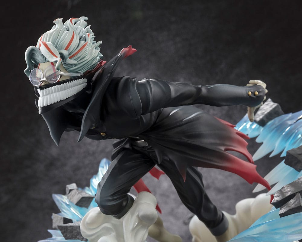 Figurine Okarun Transformed de 15 cm, personnage de Dandadan, en posture d’attaque, avec éclairs translucides, nuage de fumée et expression intense.