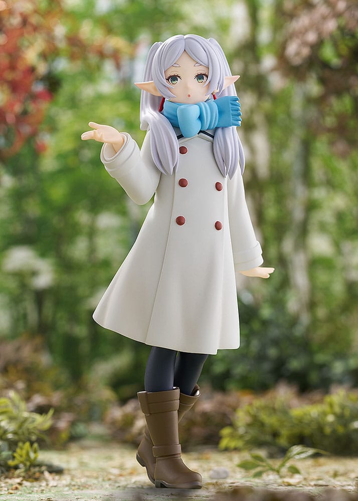 Figurine Pop Up Parade de Frieren en manteau blanc, version Blow Kiss, posée dans un décor forestier.
