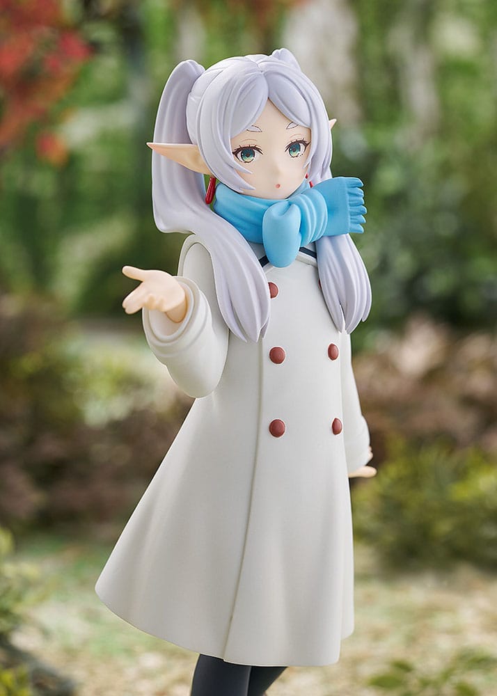 Figurine Pop Up Parade de Frieren en manteau blanc, version Blow Kiss, posée dans un décor forestier.