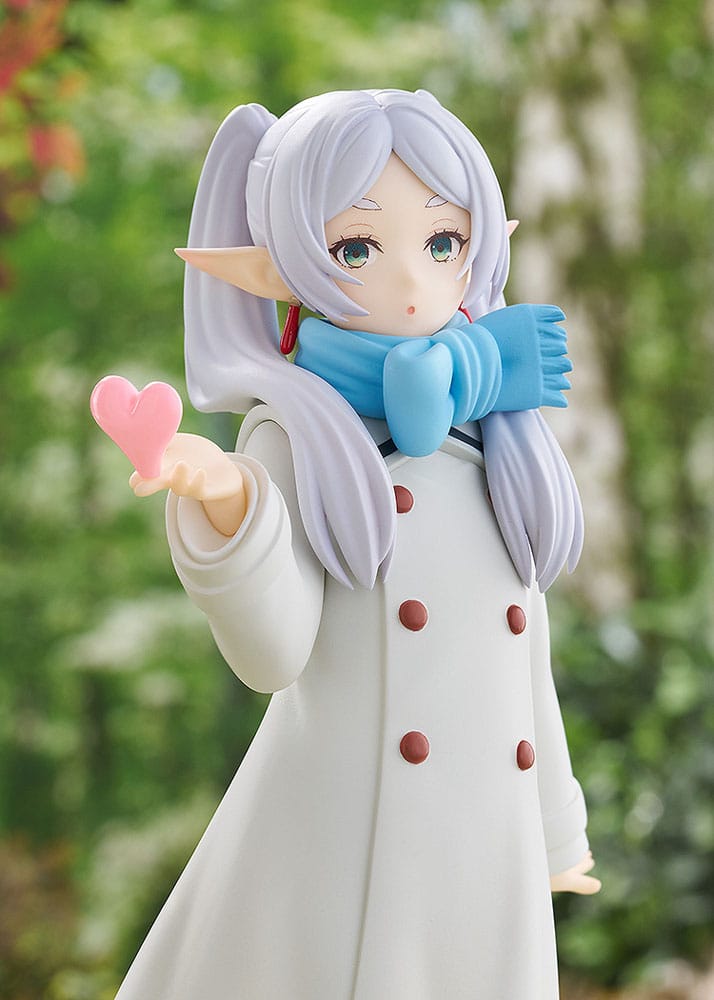 Figurine Pop Up Parade de Frieren en manteau blanc, version Blow Kiss, posée dans un décor forestier.