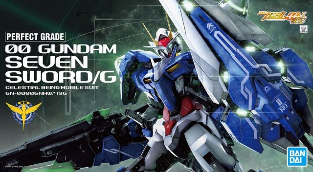 Maquette Gunpla PG 1/60 00 Gundam Seven Sword/G bleue, blanche et rouge avec armes et bouclier, sur fond blanc.