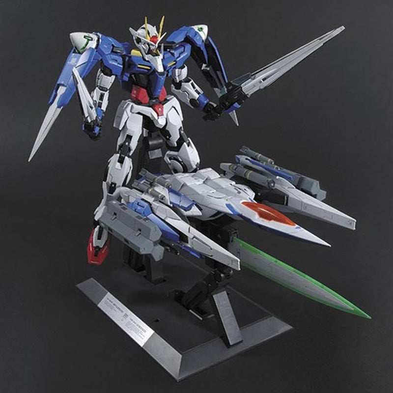 Maquette Gunpla PG 1/60 00 Raiser blanche, bleue et rouge avec équipements dorsaux, armes et boucliers, sur fond blanc.