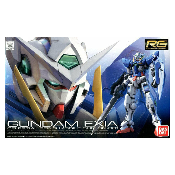Maquette Gunpla RG 1/144 Gundam Exia blanche et bleue avec grande lame GN, bouclier et détails rouges sur fond blanc.