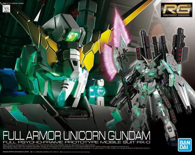 Maquette Gunpla RG 1/144 Full Armor Unicorn Gundam avec armure blanche, détails verts, armes lourdes, boucliers et propulseurs.