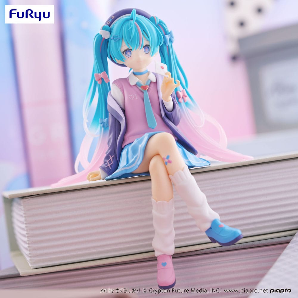 Statuette PVC Hatsune Miku Love Blazer Navy Color Ver. assise, 14 cm, gamme Noodle Stopper.