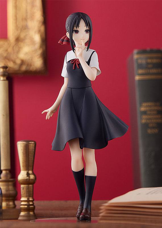 Figurine Pop Up Parade de Kaguya Shinomiya (Kaguya-sama: Love is War) en uniforme scolaire noir, dans une pose gracieuse et mystérieuse