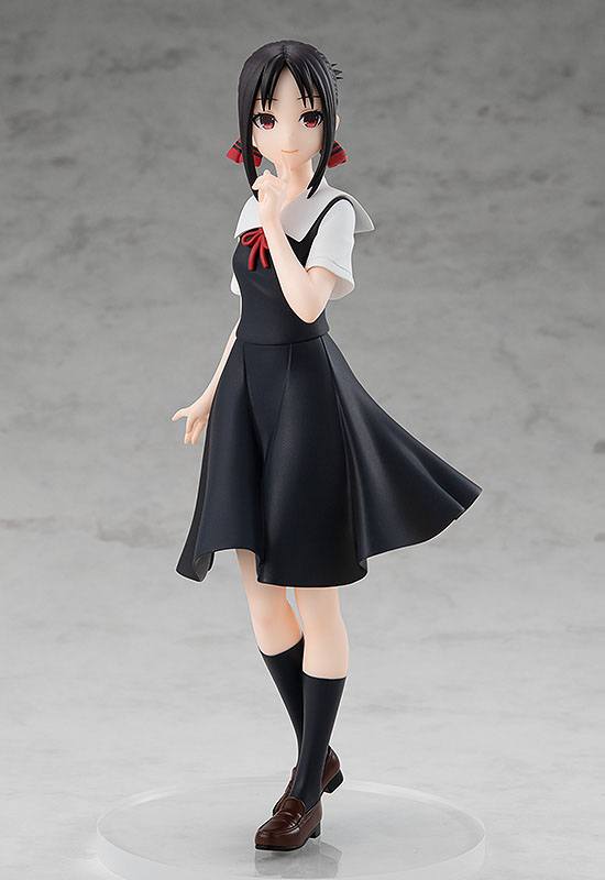 Figurine Pop Up Parade de Kaguya Shinomiya (Kaguya-sama: Love is War) en uniforme scolaire noir, dans une pose gracieuse et mystérieuse