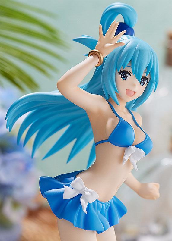 Figurine Pop Up Parade d’Aqua de KonoSuba en maillot de bain bleu, capturant son énergie débordante dans un décor estival raffiné.