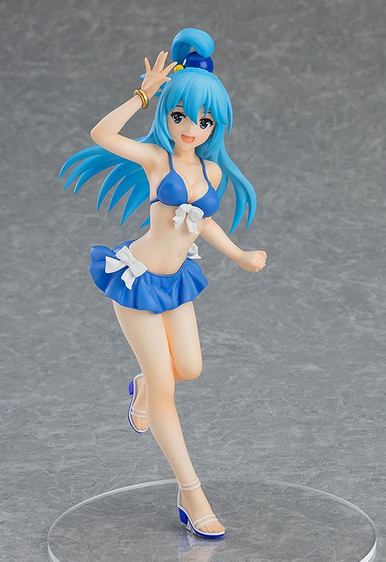 Figurine Pop Up Parade d’Aqua de KonoSuba en maillot de bain bleu, capturant son énergie débordante dans un décor estival raffiné.
