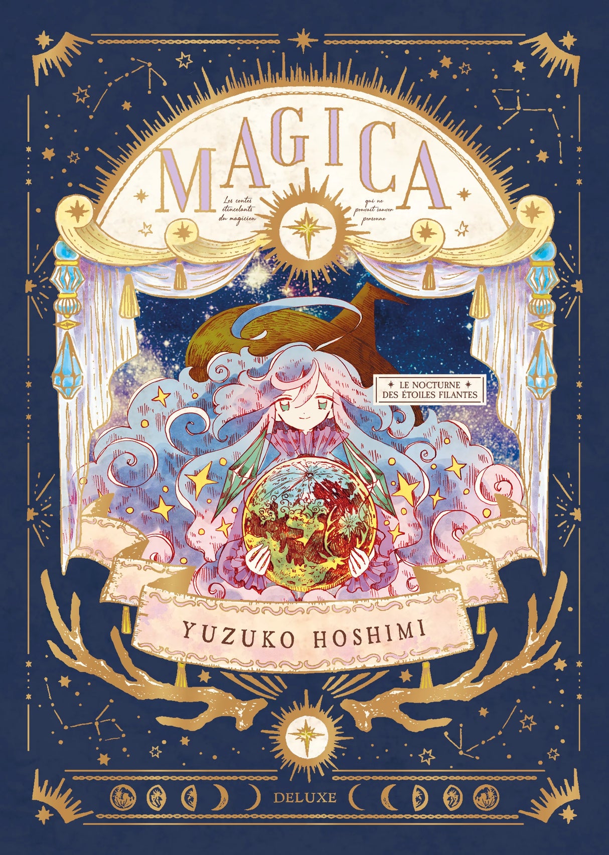 MAGICA – Le Nocturne des Étoiles Filantes (Édition Deluxe) : une magicienne aux cheveux étoilés tient un globe représentant un monde imaginaire, entourée de constellations dorées et de motifs célestes dans un cadre bleu nuit aux accents dorés.