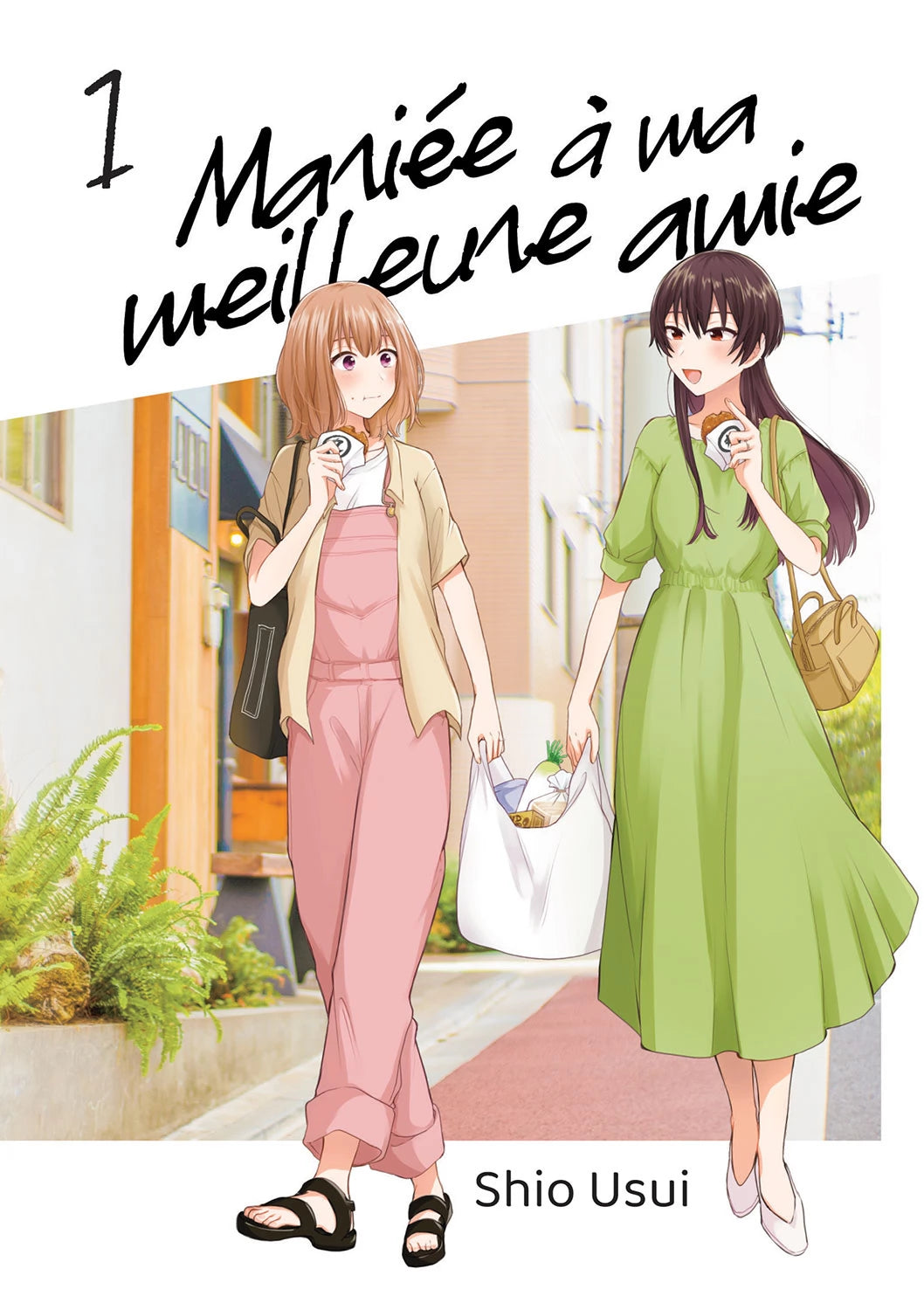 Mariée à ma meilleure amie Tome 1 montrant deux jeunes femmes marchant dans une rue. L'une porte une robe verte, l'autre une salopette rose, elles tiennent des onigiris et un sac de courses, souriantes et complices.