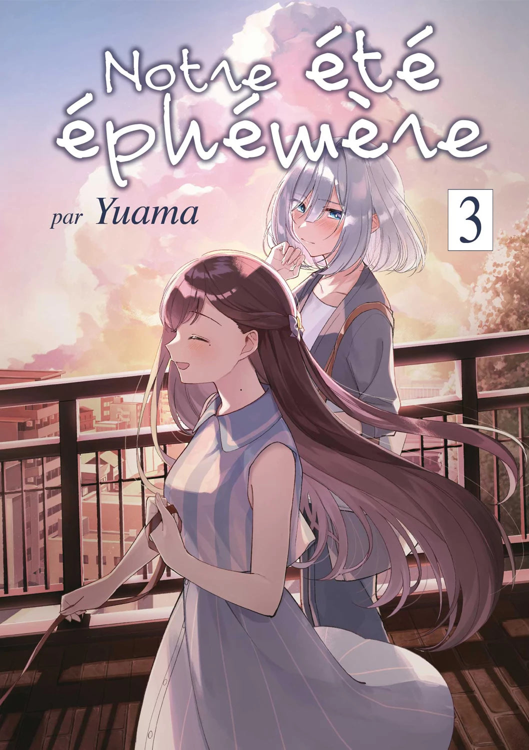 Notre été éphémère Tome 3 montrant deux jeunes filles sur un balcon au coucher du soleil. L’une sourit, les yeux fermés, tandis que l’autre la regarde avec tendresse.