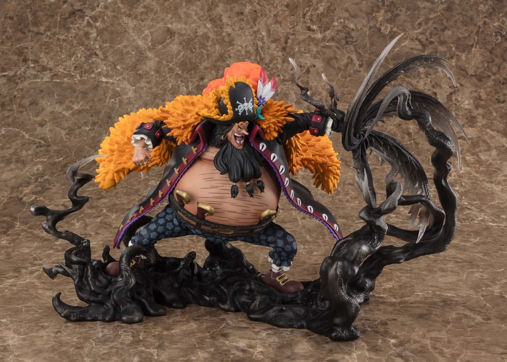 Figurine de Marshall D. Teach (Barbe Noire) version Kurouzu de One Piece, entouré de ténèbres violettes, issue de la gamme Figuarts ZERO Extra Battle.