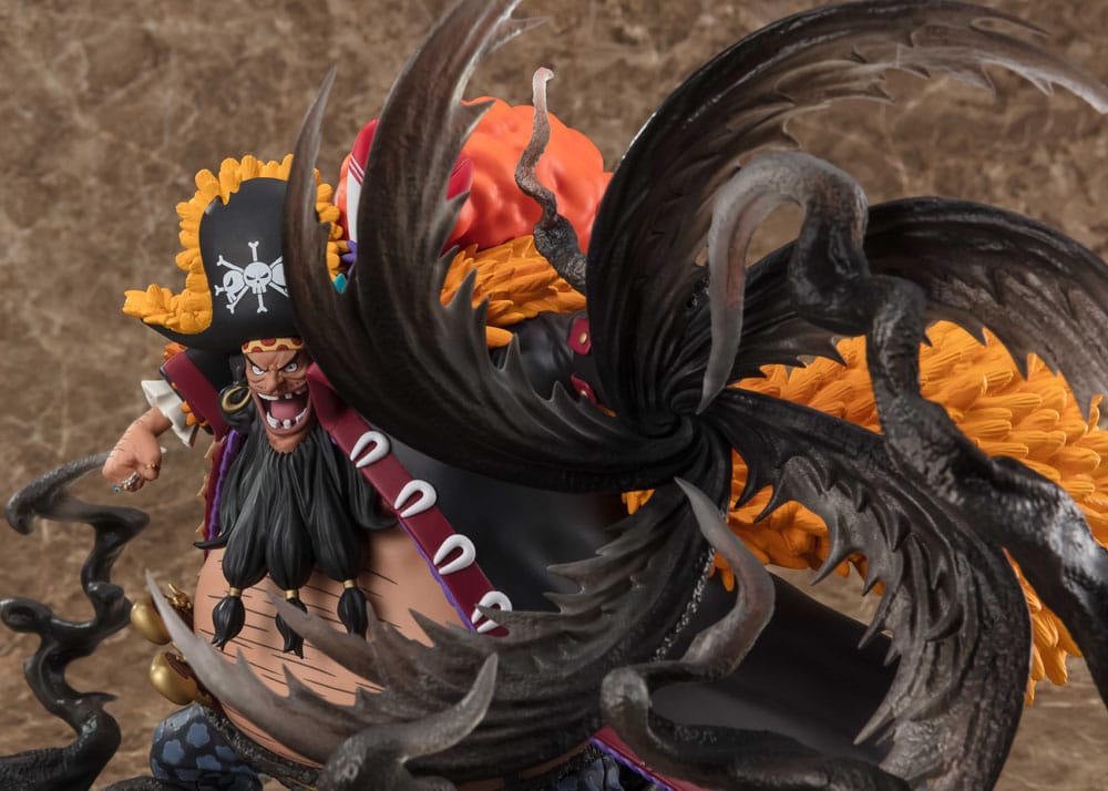 Figurine de Marshall D. Teach (Barbe Noire) version Kurouzu de One Piece, entouré de ténèbres violettes, issue de la gamme Figuarts ZERO Extra Battle.