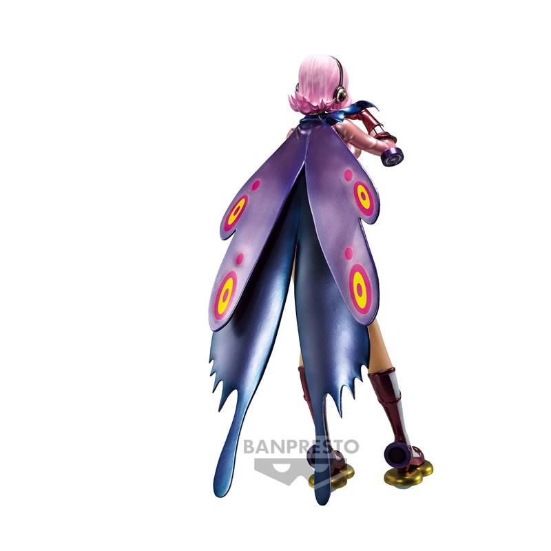 Figurine Banpresto One Piece Glitter & Glamours Vinsmoke Reiju en tenue rose Germa 66 avec cape noire sur fond blanc.