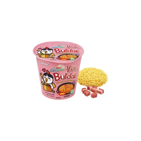 Bol de nouilles Samyang Buldak Hot Chicken Carbonara avec paquet rose et nouilles instantanées.