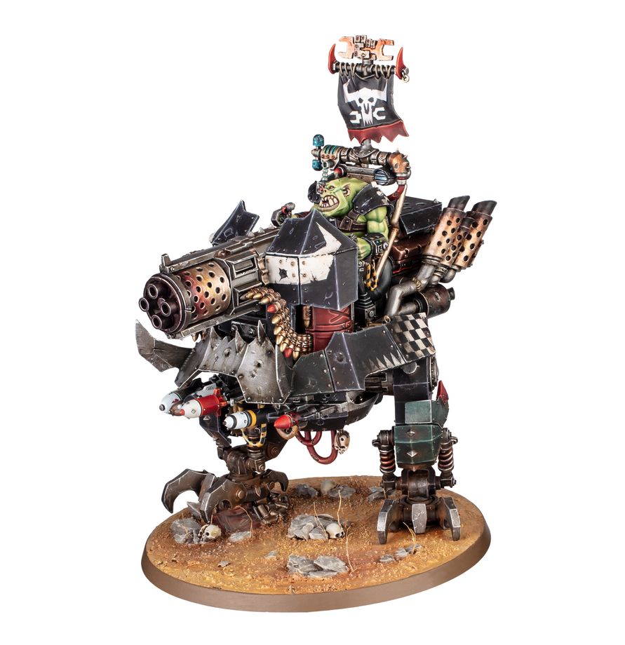 Figurine Warhammer 40,000 Orks Mékadakka de Gros Mek, véhicule de guerre ork surarmé avec blindage, canons et pilote Gros Mek sur socle décoré.