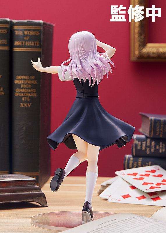 Figurine Pop Up Parade Chika Fujiwara en uniforme scolaire noir, dans une pose dynamique et joyeuse, inspirée de Kaguya-sama: Love is War.
