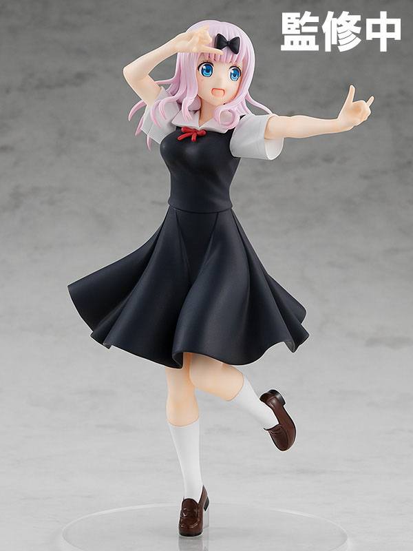 Figurine Pop Up Parade Chika Fujiwara en uniforme scolaire noir, dans une pose dynamique et joyeuse, inspirée de Kaguya-sama: Love is War.