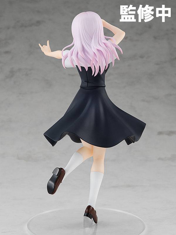 Figurine Pop Up Parade Chika Fujiwara en uniforme scolaire noir, dans une pose dynamique et joyeuse, inspirée de Kaguya-sama: Love is War.