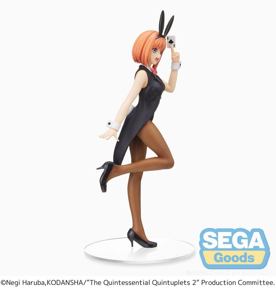 Figurine SPM de Yotsuba Nakano – Dealer Ver. avec un costume de croupière noir, un nœud papillon rouge et des oreilles de lapin, tenant un as de trèfle.