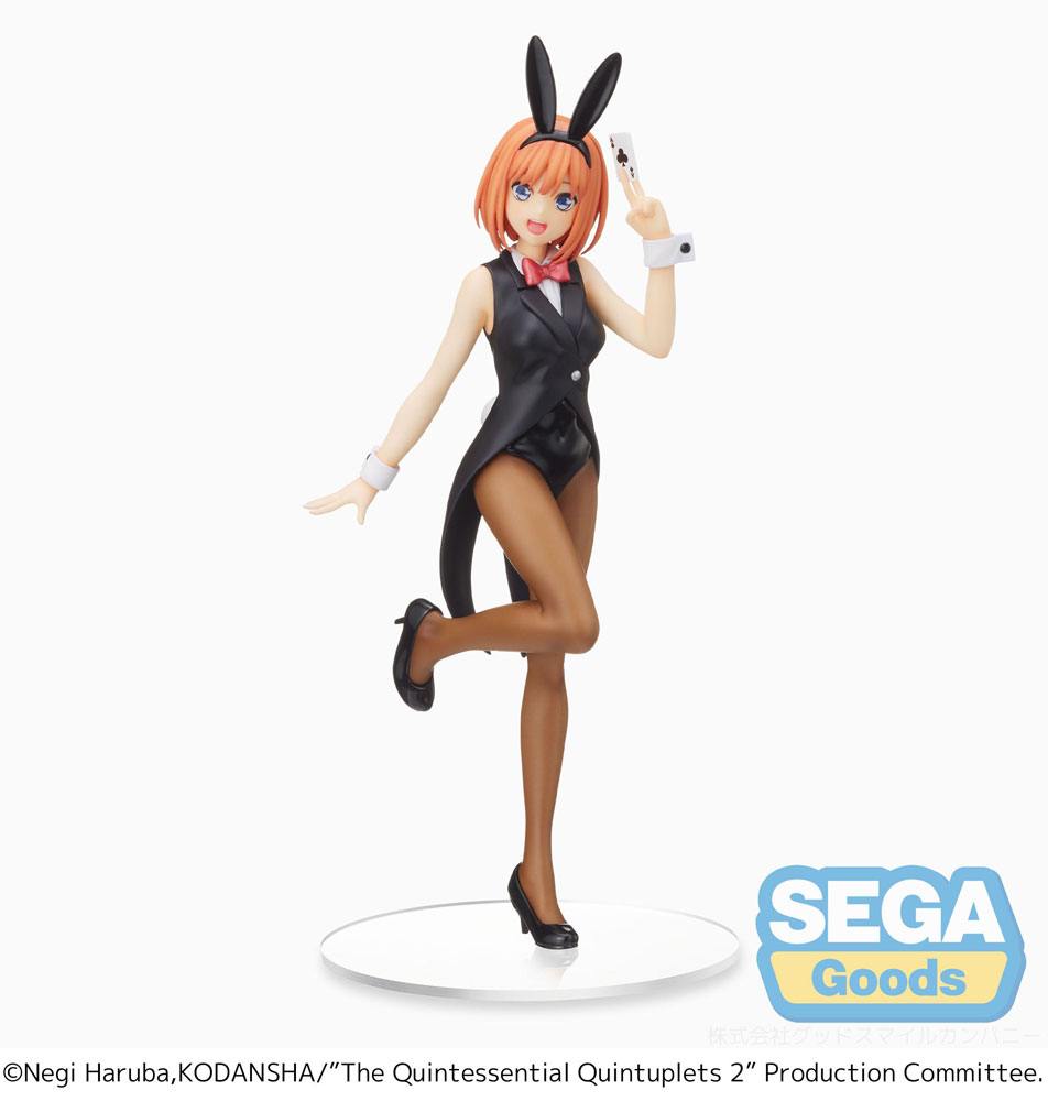 Figurine SPM de Yotsuba Nakano – Dealer Ver. avec un costume de croupière noir, un nœud papillon rouge et des oreilles de lapin, tenant un as de trèfle.