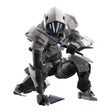 Maquette 30 Minutes Fantasy 30MF Rosan Assassin en armure grise et noire, accroupie avec lames courtes sur fond blanc.