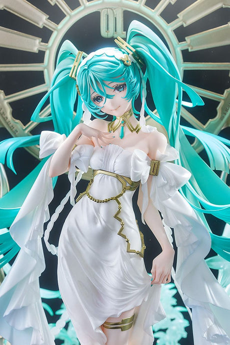 igurine Hatsune Miku PVC 1/7 – Version Yoneyama Mai, robe blanche et socle décoratif doré, 34 cm