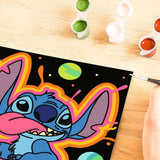 Boîte CreArt Ravensburger Disney Stitch Lost in Space, peinture par numéros 18 x 24 cm avec Stitch sur fond spatial noir et effets néon colorés.
