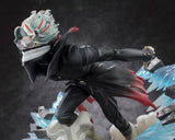 Figurine Okarun Transformed de 15 cm, personnage de Dandadan, en posture d’attaque, avec éclairs translucides, nuage de fumée et expression intense.