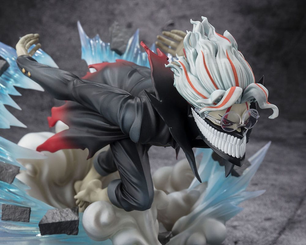 Figurine Okarun Transformed de 15 cm, personnage de Dandadan, en posture d’attaque, avec éclairs translucides, nuage de fumée et expression intense.