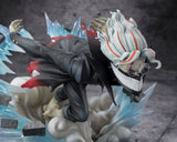 Figurine Okarun Transformed de 15 cm, personnage de Dandadan, en posture d’attaque, avec éclairs translucides, nuage de fumée et expression intense.