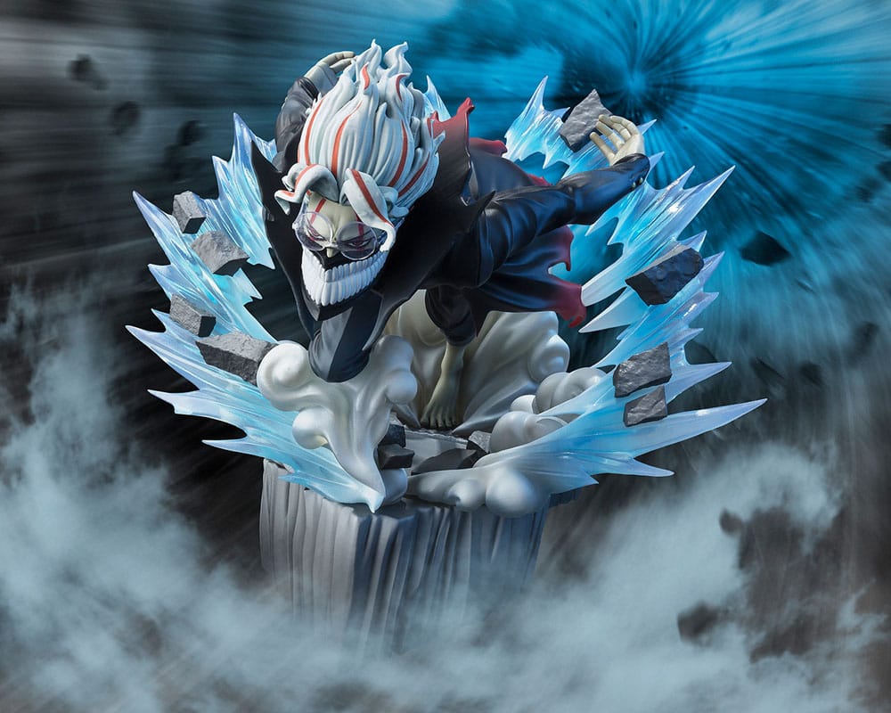 Figurine Okarun Transformed de 15 cm, personnage de Dandadan, en posture d’attaque, avec éclairs translucides, nuage de fumée et expression intense.