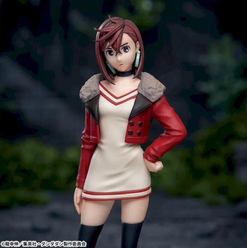 Figurine Momo Dandadan Luminasta Vol 2 en tenue rouge et blanche avec socle décoratif