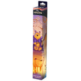 Tapis de jeu Disney Lorcana L’Ascension des Floodborn Winnie l’Ourson, avec Winnie sur un pot de miel, entouré d’abeilles, de fleurs et d’effets dorés.