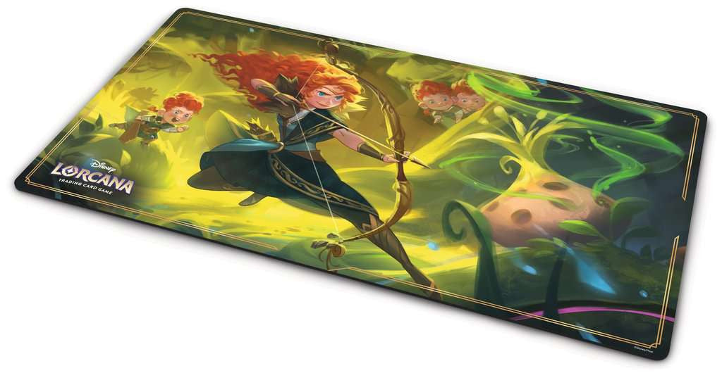Tapis de jeu Disney Lorcana Contrées Inconnues Mérida, avec Mérida tenant son arc dans une forêt magique accompagnée de ses frères oursons.