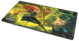Tapis de jeu Disney Lorcana Contrées Inconnues Mérida, avec Mérida tenant son arc dans une forêt magique accompagnée de ses frères oursons.