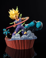 Figurine Dragon Ball Z FiguartsZERO Extra Battle - Super Saiyan 2 Son Gohan en pleine attaque contre Cell, avec des effets d’énergie et un socle dynamique.