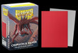 Boîte Dragon Shield Dual Matte Crimson & Silver contenant 100 protège-cartes standard rouges avec intérieur argenté et finition mate.