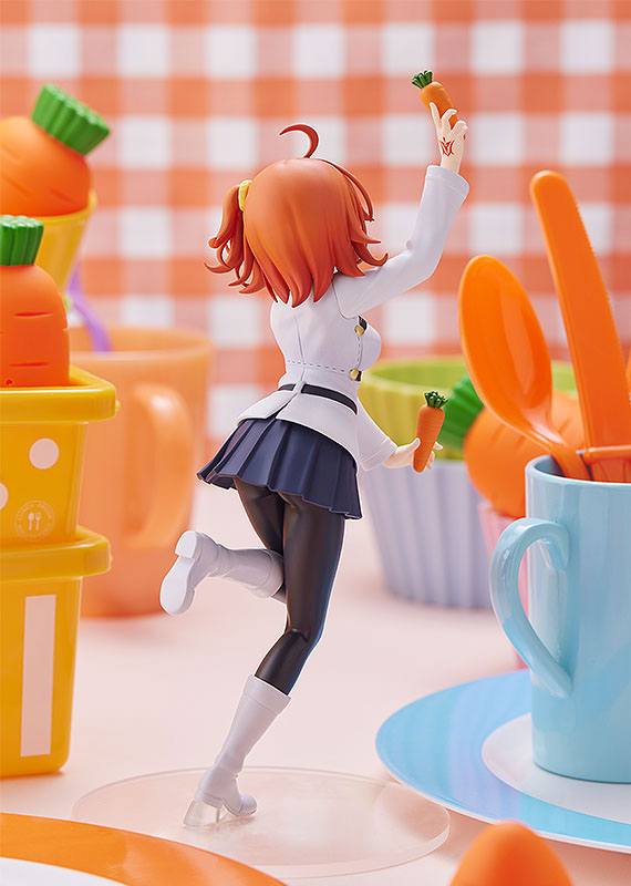 Figurine Pop Up Parade de Ritsuka Fujimaru (Fate/Grand Carnival) en tenue de Master, brandissant des carottes dans une pose joyeuse et dynamique.