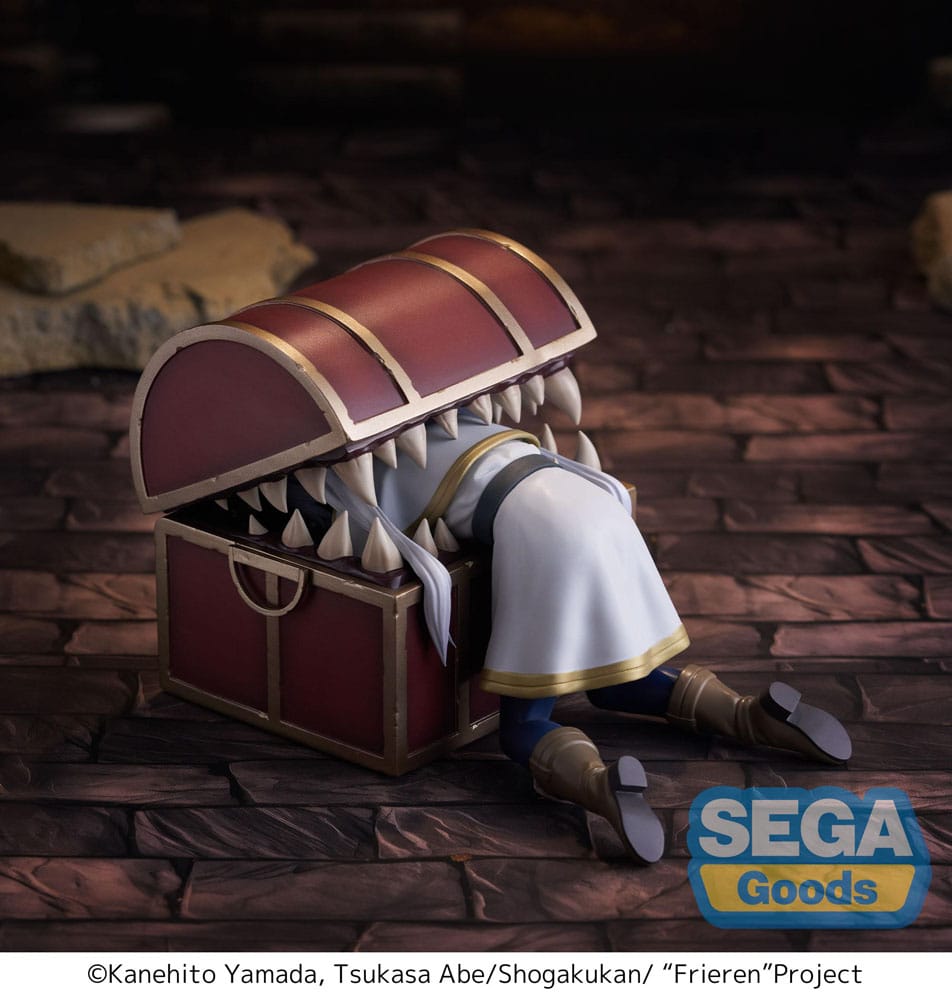 Figurine Frieren In Mimic SEGA Goods représentant Frieren coincée dans un coffre Mimic scène culte de Frieren Beyond Journey’s End
