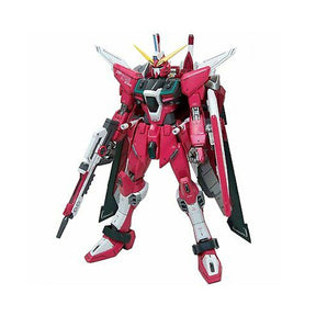 Gunpla Gundam Infinite Justice MG 1 100 avec armement complet et ailes déployées