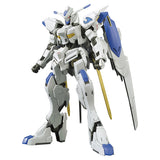Maquette Gunpla HG 1/144 Gundam Bael blanche et bleue avec deux lames dorées et équipement dorsal sur fond blanc.
