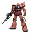Maquette Gunpla Mega Size 1/48 MS-06S Zaku II rouge avec fusil, bouclier, épaule à pointe et silhouette massive sur fond blanc.