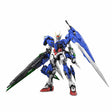 Maquette Gunpla PG 1/60 00 Gundam Seven Sword/G bleue, blanche et rouge avec armes et bouclier, sur fond blanc.