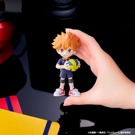 Figurines chibi Haikyu!! de la collection PalVerse, représentant les joueurs de Karasuno et Nekoma en tenue officielle avec ballon de volley.