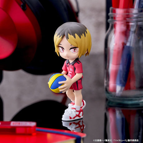 Figurines chibi Haikyu!! de la collection PalVerse, représentant les joueurs de Karasuno et Nekoma en tenue officielle avec ballon de volley.